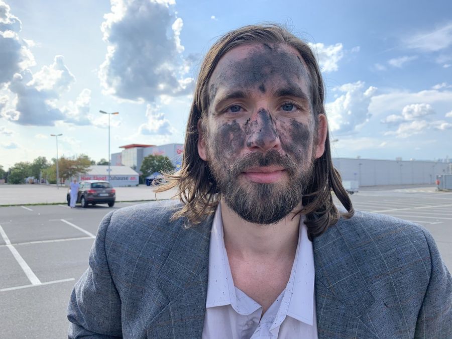 Der Schauspieler ist im Gesicht schwarz geschminkt.