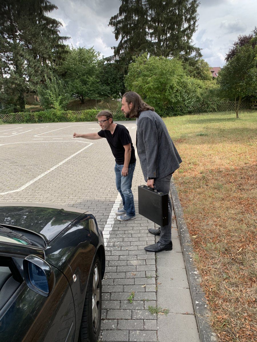 Der Regisseur zeigt Herrn Grau, wie er die Szene spielen soll.