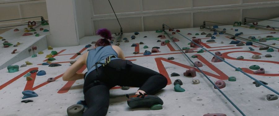Ein Mädchen an einer Kletterwand